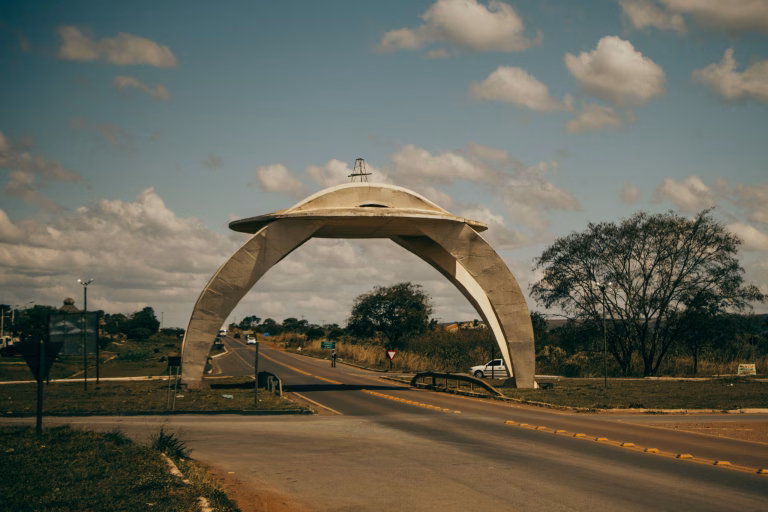 Cidade goiana turística a 1.200 metros de altitude tem nome inspirado em fazenda de político famoso!