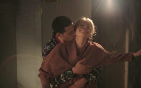 Com diálogos envolventes e cenas cheias de emoção, "Boa Sorte, Leo Grande" se destaca como uma das comédias românticas mais impactantes da Netflix.