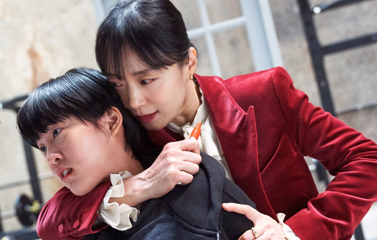 Filme de ação da Netflix traz a história de uma mulher que é uma profissional implacável e mãe solo em apuros!