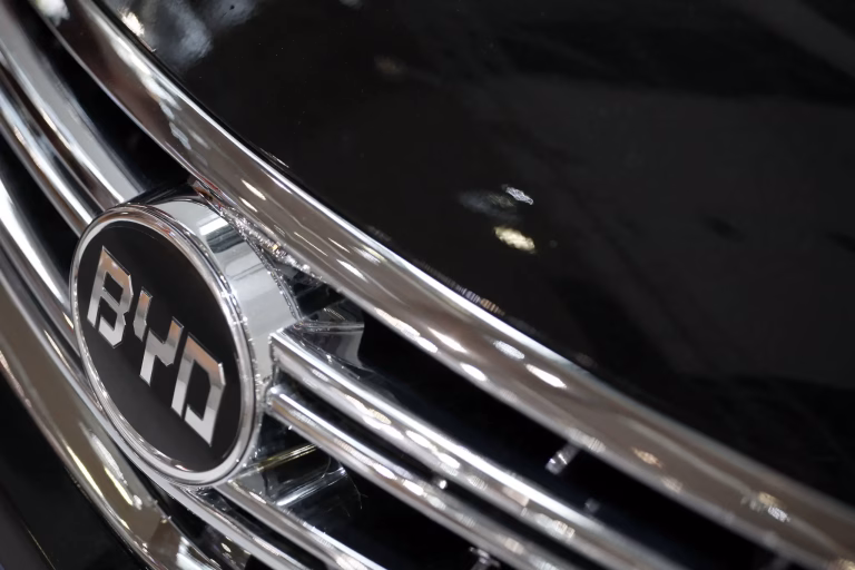 BYD anuncia nova tecnologia que promete recarga de carros elétricos em 5 minutos