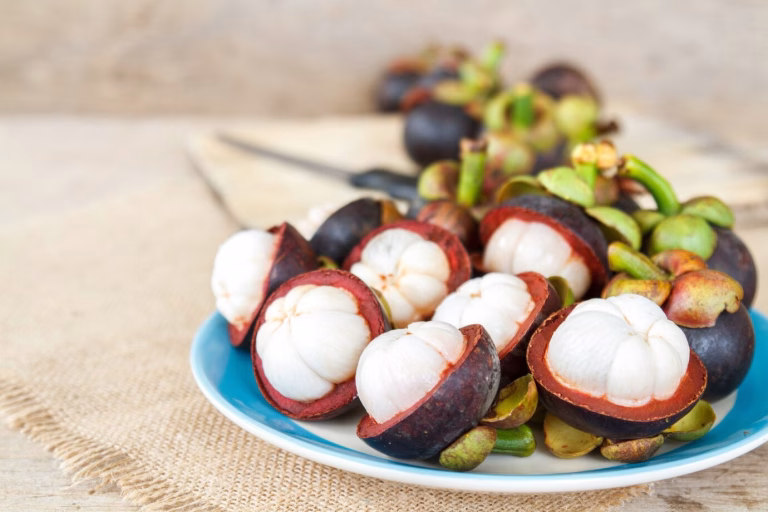 Fruta exótica que parece bala natural combate inflamações e reduz a vontade de comer doces!