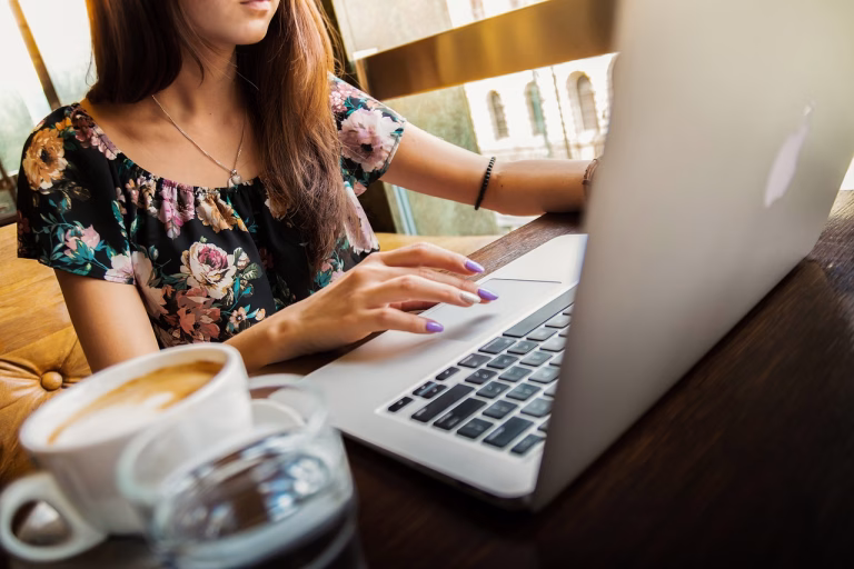 10 profissões que pagam até R$ 5 mil e permitem home office (sem diploma de faculdade)
