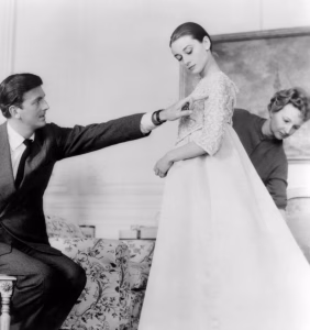 Ícones de elegância atemporal, Audrey Hepburn e Hubert de Givenchy construíram uma das relações mais emblemáticas entre moda, beleza e perfumaria, eternizada com a criação do perfume L’Interdit.