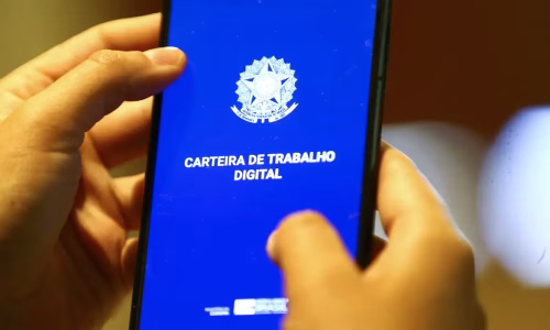 Carteira de trabalho simboliza o avanço do emprego formal em Goiás, estado que liderou a geração de vagas com carteira assinada em fevereiro.