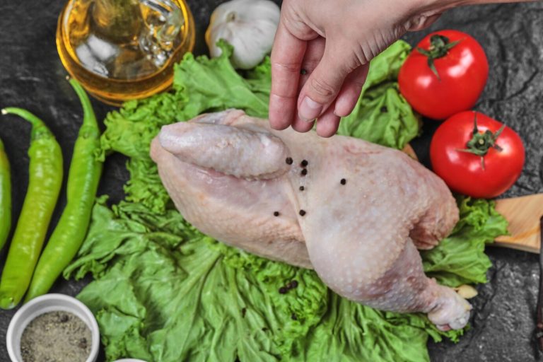Como temperar frango para assar: 5 maneiras diferentes que você provavelmente não conhecia