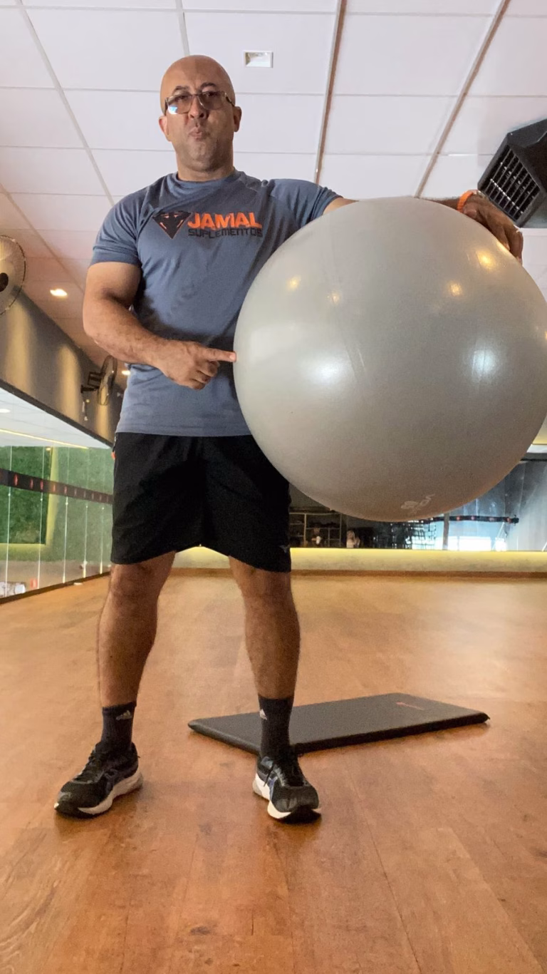 6 exercícios para tonificar glúteos, abdômen e pernas (com bola suíça), segundo personal trainer