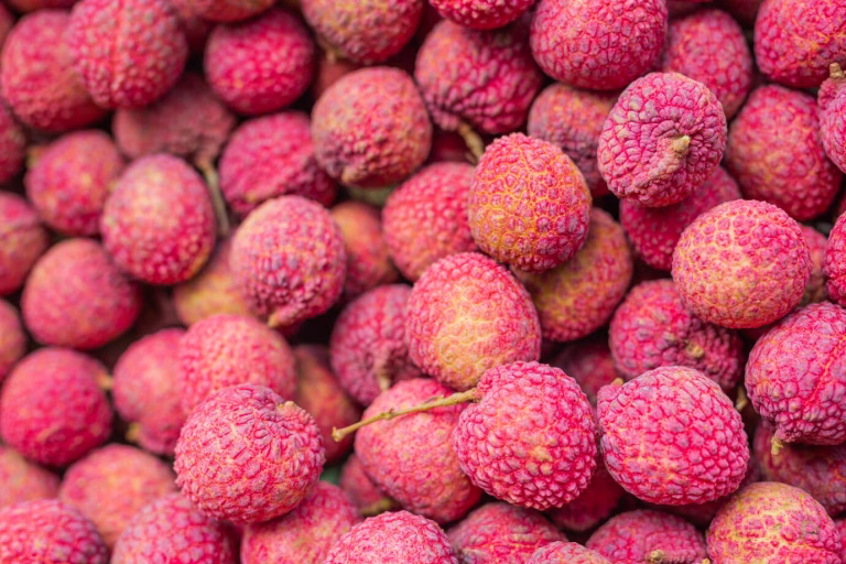 Fruta exótica tem polpa doce, é anti-inflamatória, faz bem para o coração e tem mais vitamina C que a laranja e o limão