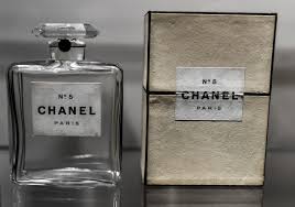 O frasco minimalista e geométrico do perfume lançado em 1921 marcou uma ruptura estética e consolidou um novo padrão de sofisticação