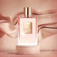 O perfume de assinatura de Rihanna, com notas doces de marshmallow e flor de laranjeira, é tão marcante quanto sua presença no palco.