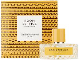 Victoria Beckham elege o raro Room Service, um perfume de nicho que evoca glamour retrô e exclusividade em cada borrifada.