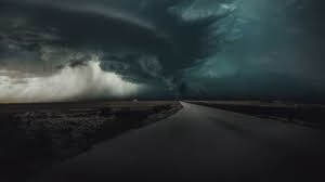Cena do documentário Tornado: Joplin em Ruínas, que revela a destruição causada pelo tornado de 2011 e a força da comunidade na reconstrução.