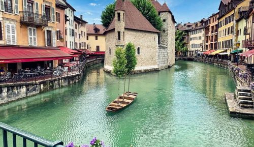 Conhecida como a "Veneza dos Alpes", Annecy encanta visitantes com seu lago de águas cristalinas, canais pitorescos e uma arquitetura medieval preservada.