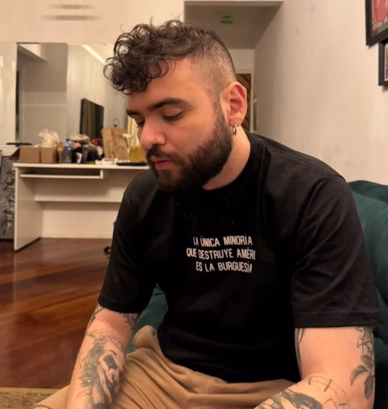 Youtuber e humorista Tiago Santineli se apresenta em Goiânia