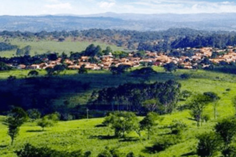 Cidade goiana de 2 mil habitantes e 770 metros de altitude, que se chamava “Povoado da Barra”, teve origem com a construção de uma escola rural