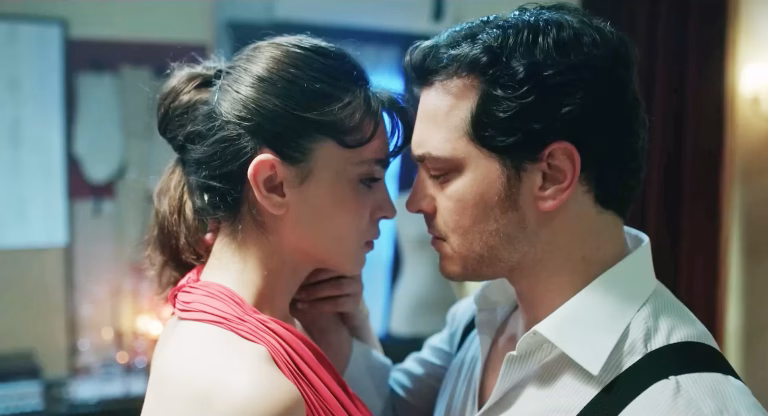 Série turca na Netflix revela um triângulo de segredos que cruzam o altar e a amizade em um drama intenso