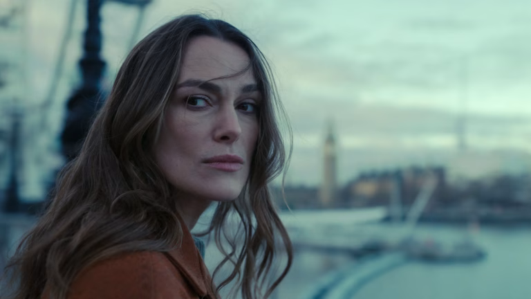 Série de suspense na Netflix de 6 episódios mostra espiã traída que vira caçadora com sede de vingança