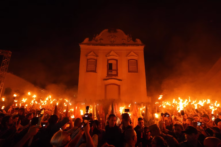 Conheça e entenda todos os detalhes da procissão cristã que leva milhares de pessoas para uma pequena cidade do interior de Goiás na Semana Santa