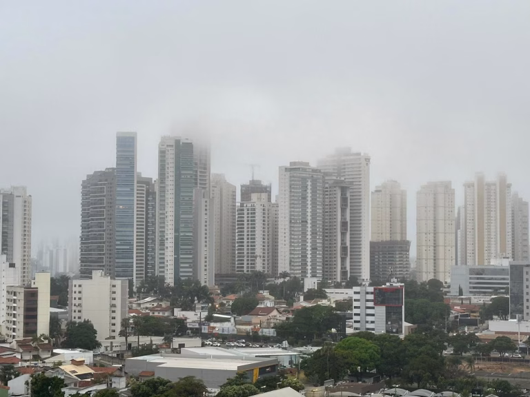 Avanço de frente fria pode trazer chuvas isoladas para Goiás