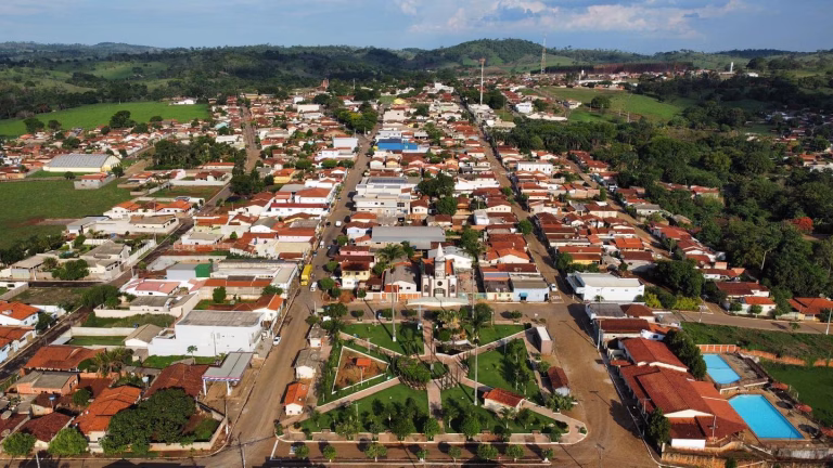 Cidade goiana fica a 60 km da capital, homenageia seu fundador mineiro e nasceu às margens do Capoeirão