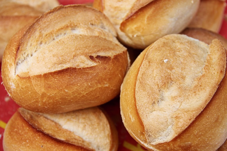 Guardar o pão francês assim mantém a sua crocância e evita que ele endureça (não é na bancada e nem na geladeira)