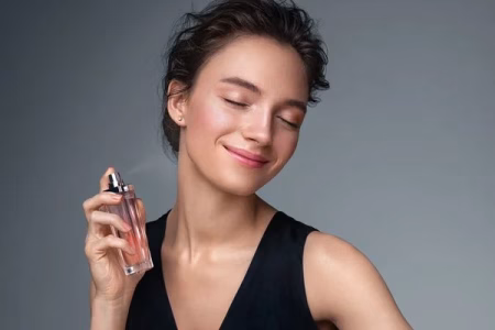 Perfume doce e poderoso que conquistou a mulher goiana. Bonbon é símbolo de elegância, força e identidade nas festas do Cerrado