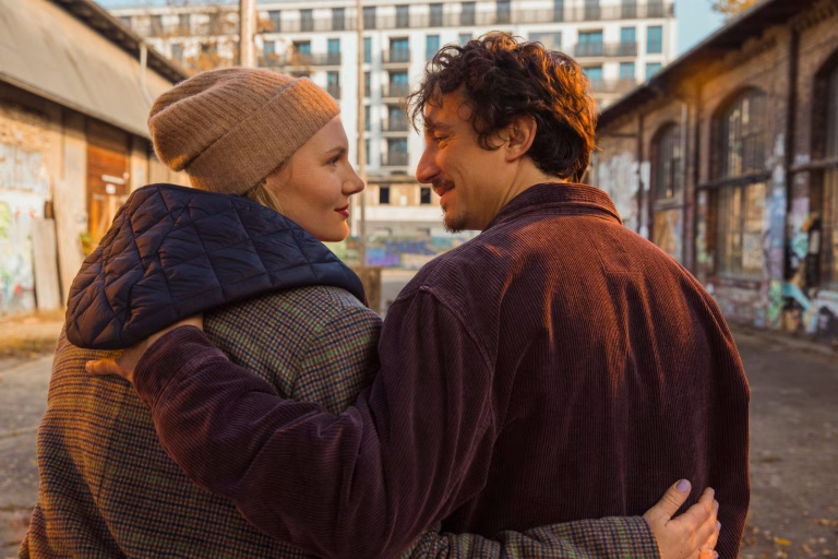 Comédia romântica alemã na Netflix traz jornalista que encontra o amor onde menos espera