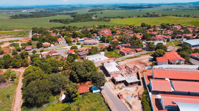 Cidade em Goiás a 240 km de Goiânia, cujo nome significa “Pedra Bonita”, já foi chamada e “Água Fria” e “Floresta”
