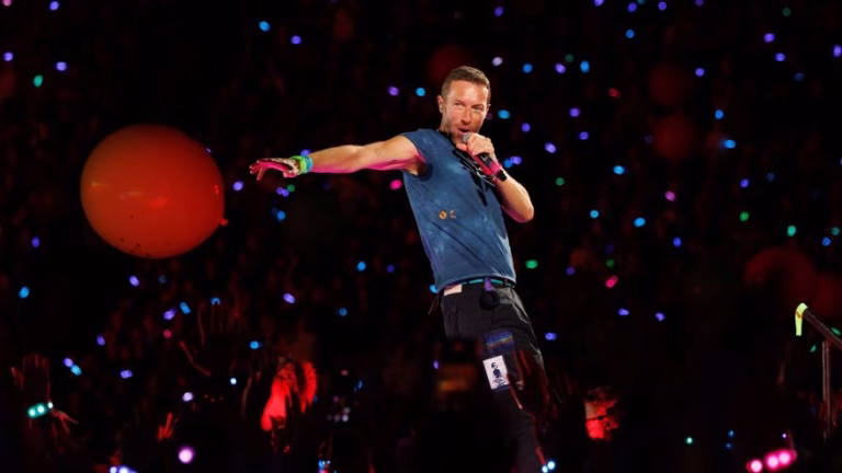 Chris Martin, vocalista do Coldplay, faz show beneficente no Brasil