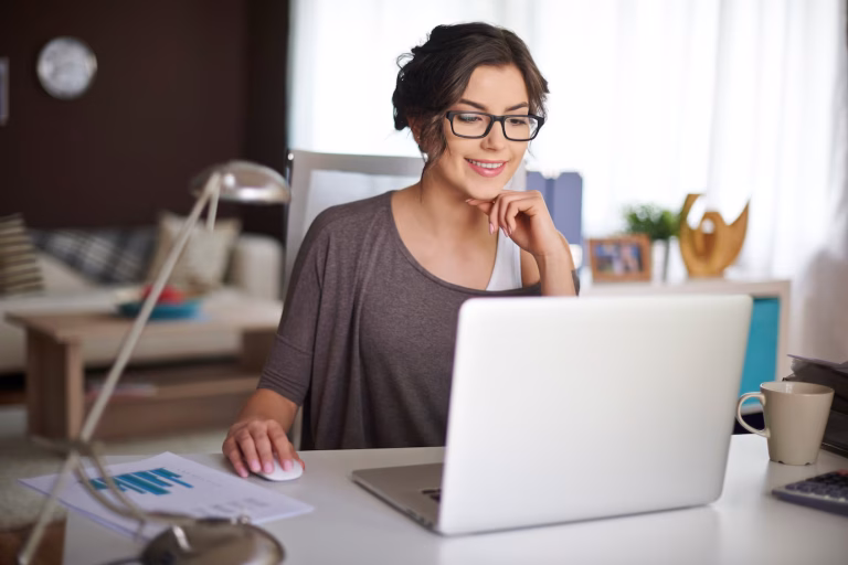 5 sites que pagam em dólar sem você precisar sair de casa