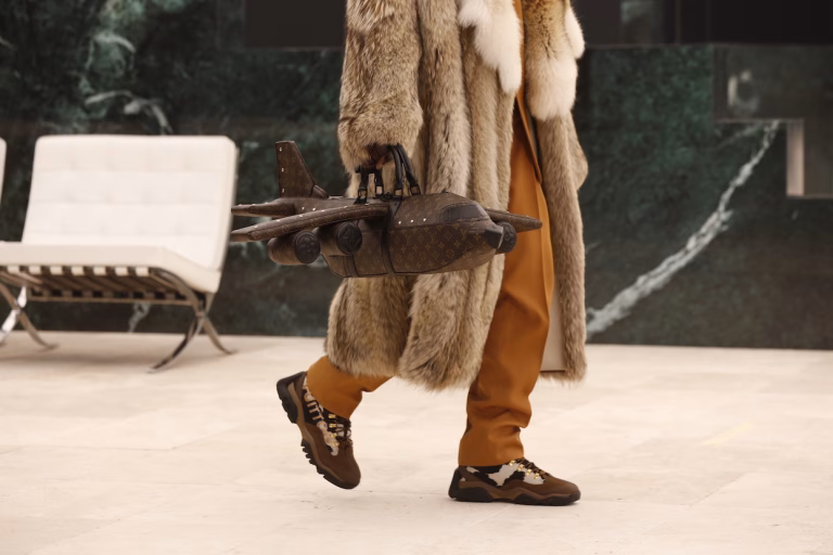 Conheça a bolsa-avião da Louis Vuitton que custa mais do que um avião de verdade