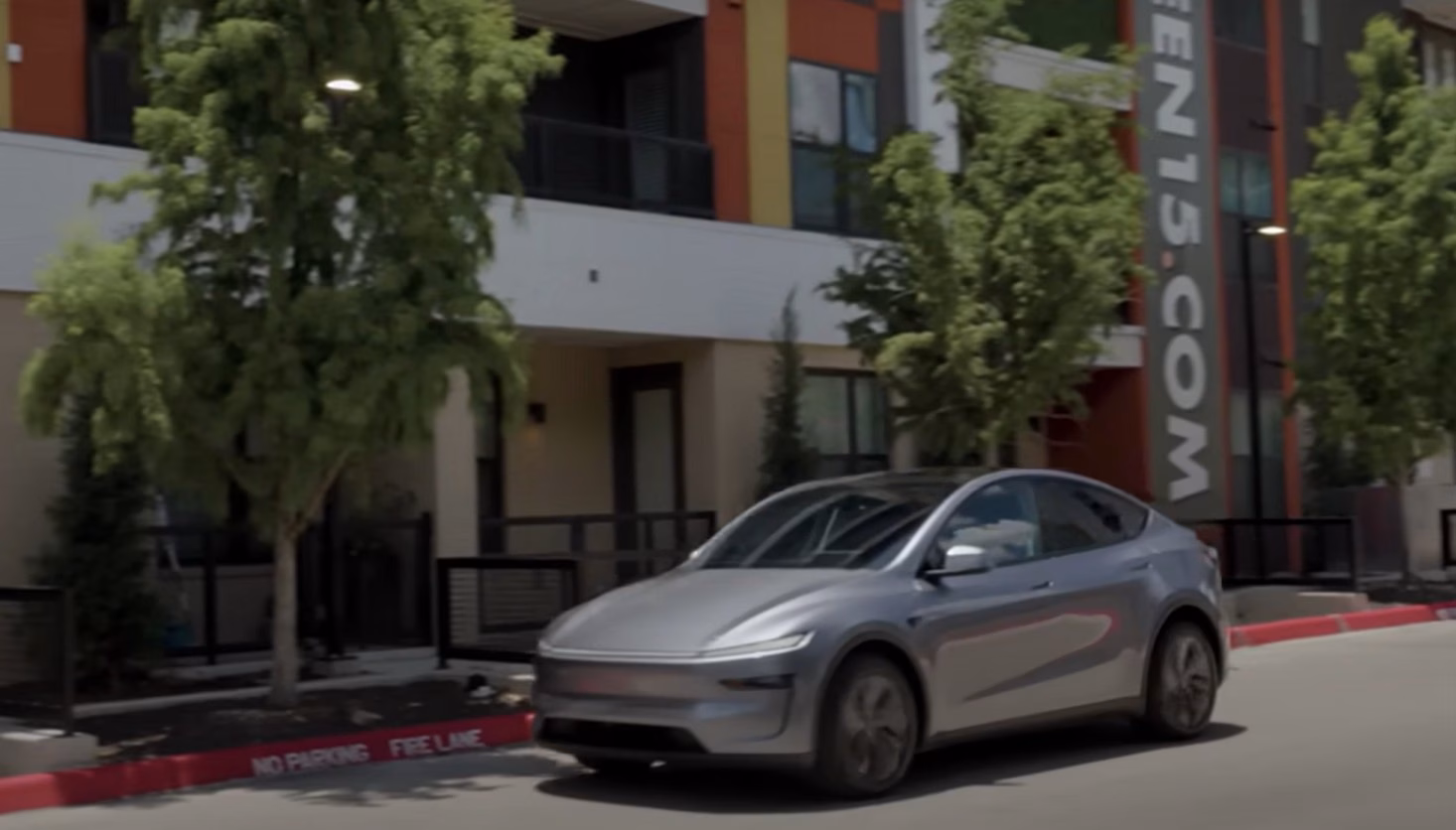 Carro da Tesla se autoentrega ao dono sem motorista e vídeo viraliza
