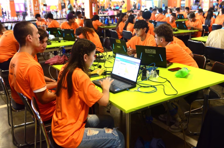 Goiás lança Olimpíada de Inteligência Artificial com prêmios de quase R$ 5 mil para jovens estudantes
