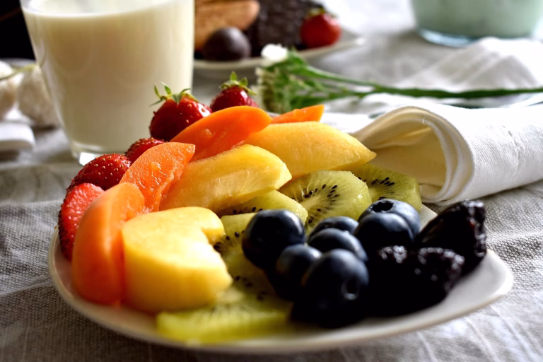 A fruta que melhora a cognição, previne infecções urinárias, faz bem para a microbiota intestinal e ajuda na perda de peso