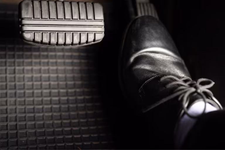 A função secreta do pedal do acelerador que 95% dos motoristas nem imaginam que existe