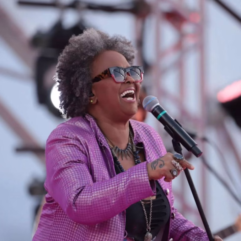 Cantora Sandra de Sá faz show gratuito em Inhumas