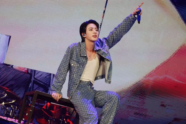 Show da turnê mundial de Jin (BTS) será exibido em cinema de Goiânia