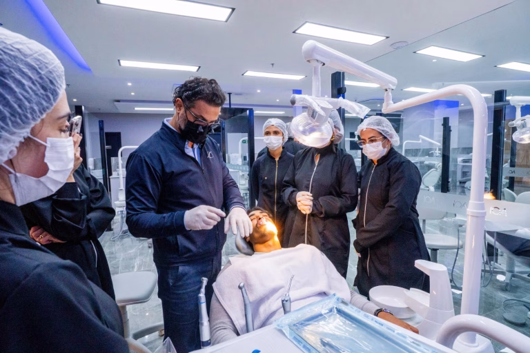 Instituto Rildo Lasmar inicia formação técnica e empresarial para dentistas no Brasil e no exterior