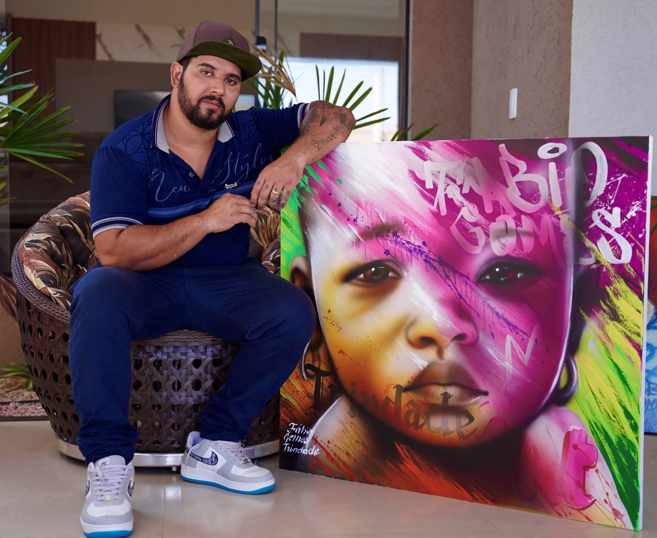 Artista goiano vira destaque por pinturas realistas em muros
