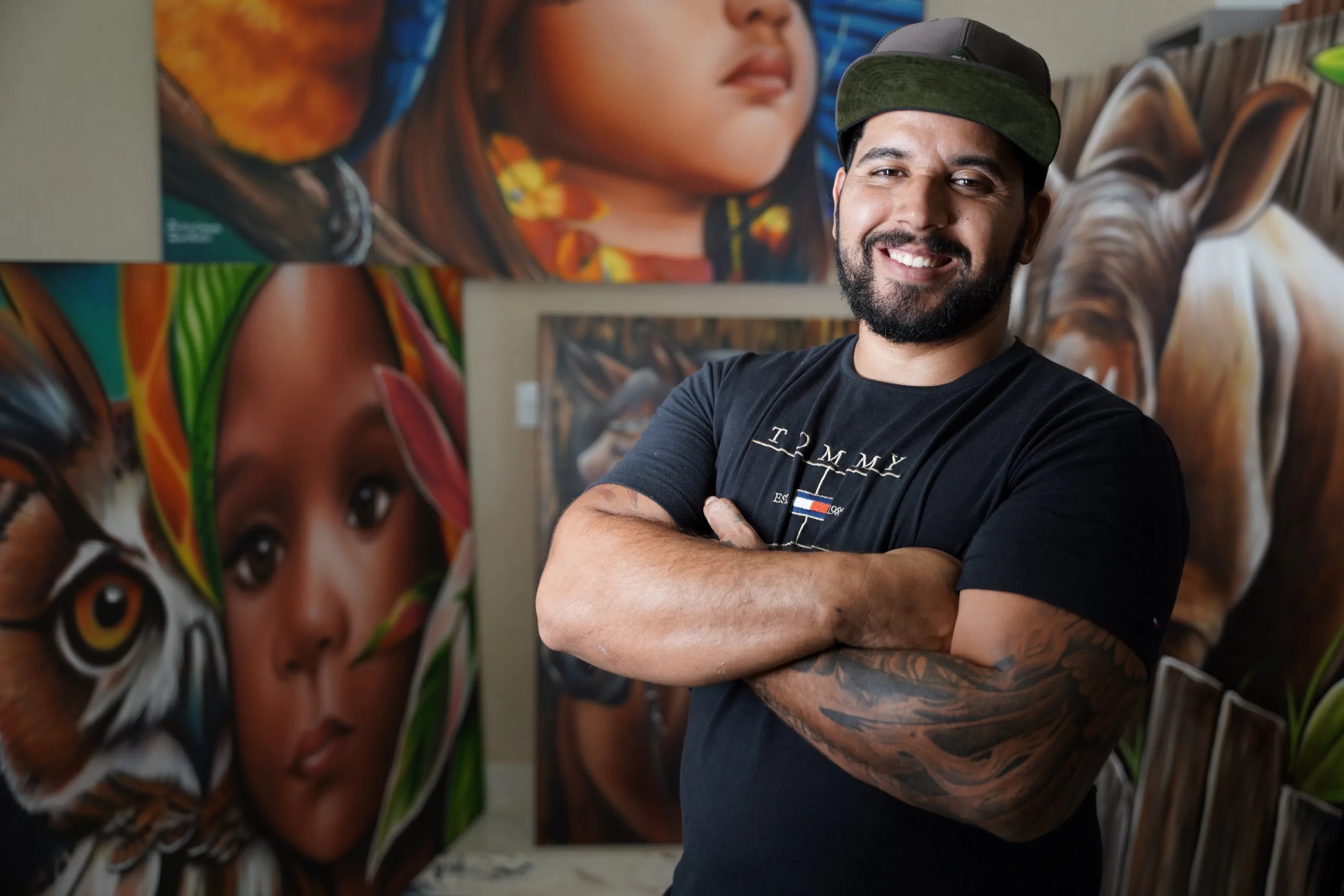 Artista goiano vira destaque por pinturas realistas em muros