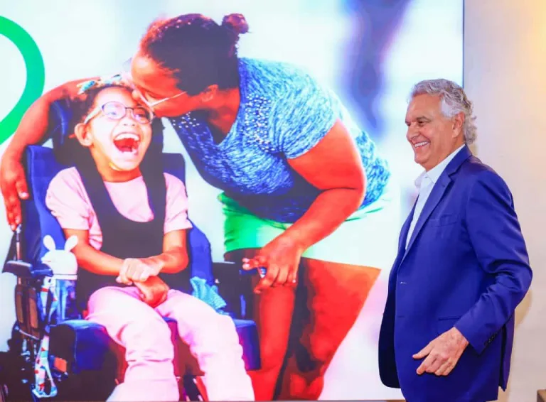 Goiás lança programa social que paga R$ 500 mensais para famílias com pessoas com deficiência