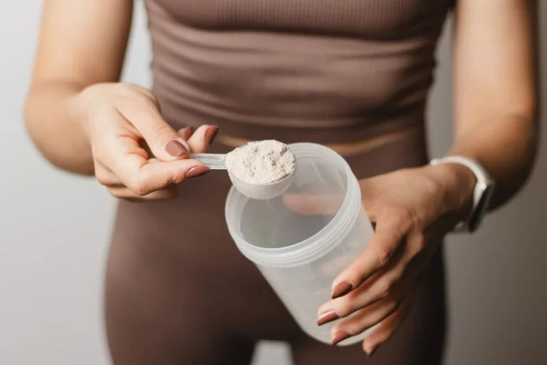 Estudo aponta que tomar creatina pós-treino é mais benéfico para a saúde; entenda
