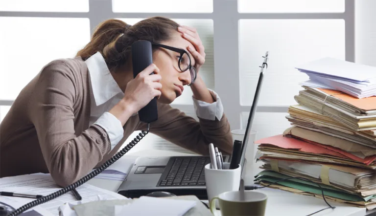 Trabalhar horas excessivas é pior para a saúde do que consumo abusivo de álcool