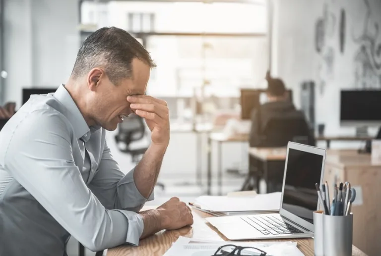 Ir trabalhar depois de dormir menos de 6 horas é como ir bêbado ao trabalho, revela pesquisa