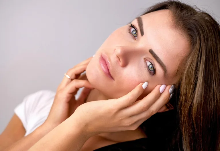Pesquisa aponta que homens acham mulheres mais atraentes sem maquiagem