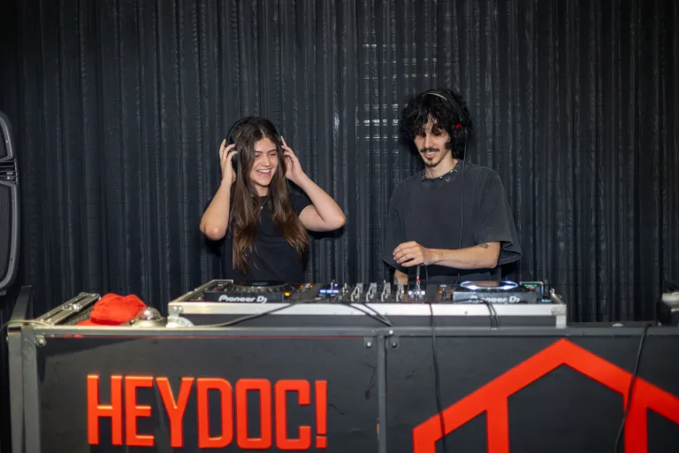 Artistas goianos Bia Lasmar e DJ HeyDoc! assinam trilha sonora da maior conferência de autismo do mundo