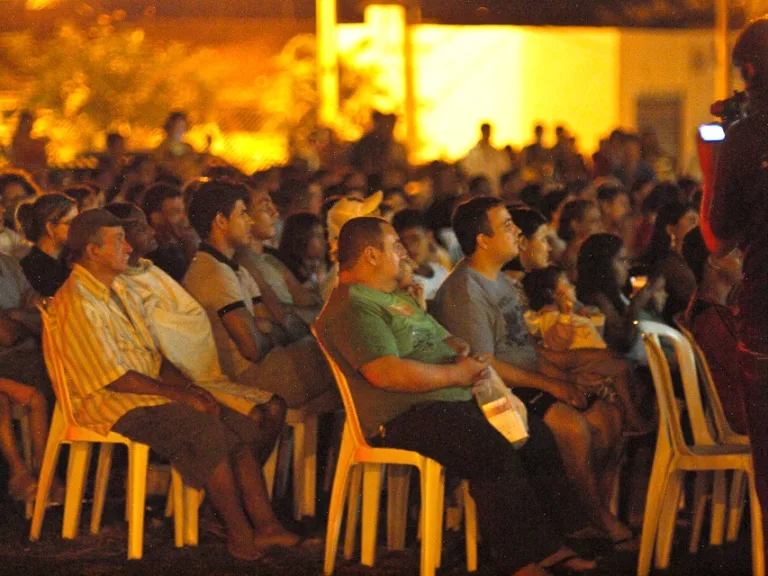 Cinema ao ar livre transforma praças de Goiânia em salas de exibição