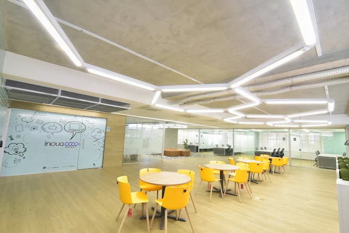De Goiás para o Brasil: o cooperativismo tecnológico que está mudando o futuro digital Federação Inova-TI, sediada em Goiânia, integra 14 cooperativas e transforma o ecossistema de inovação com foco em governança, segurança digital e sustentabilidade Em um cenário cada vez mais digital, a força do cooperativismo tem encontrado na tecnologia um novo campo fértil de crescimento — e Goiás se tornou referência nacional nesse movimento. De acordo com o Governo de Goiás, por meio da Fundação de Amparo à Pesquisa do Estado de Goiás (Fapeg), o volume de investimentos em ciência, tecnologia e inovação aumentou 157%, saltando de R$ 138,6 milhões aplicados entre 2005 e 2018 para R$ 357,2 milhões entre 2019 e 2025. Esse investimento representa uma virada histórica: em apenas sete anos, o governo investiu mais em CT&I do que nos 13 anos anteriores somados, consolidando o estado como referência nacional em pesquisa aplicada, tecnologia e formação científica. Além das organizações públicas, iniciativas privadas também vêm assumindo papel de protagonismo nesse cenário. Criada em 2020, em Goiânia, a Federação Nacional das Cooperativas com Investimentos em Tecnologia (Inova-TI) vem transformando a forma como o setor tecnológico cooperativo atua no Brasil. Ligada ao Sistema Sicoob, a Inova-TI nasceu com o propósito de integrar cooperativas de tecnologia e coordenar ações conjuntas em infraestrutura digital, segurança da informação, gestão em nuvem e inovação tecnológica. A federação reúne atualmente 14 cooperativas associadas em Goiás e Tocantins, com planos de expansão para todo o país. “O cooperativismo tecnológico representa um novo modelo de desenvolvimento. Nós acreditamos que é possível crescer de forma colaborativa, unindo eficiência, inovação e responsabilidade social”, destaca Clayton Silva Pires, CEO da Inova-TI. Infraestrutura de ponta e inovação constante Com sede em Goiânia, a Inova-TI opera dois Data Centers TIER III, classificados pelo Uptime Institute, que garantem alta disponibilidade, redundância e segurança de dados. Essa infraestrutura permite oferecer soluções de cloud computing, DaaS (Desktop as a Service), colocation, backup em nuvem e helpdesk técnico para cooperativas e empresas em todo o país. “Ter uma estrutura de Data Centers em Goiás, com padrão internacional, mostra que o Centro-Oeste pode ser protagonista em tecnologia. Hoje, oferecemos soluções que antes só eram acessíveis a grandes corporações”, ressalta Clayton. A federação também oferece consultoria em segurança da informação, LGPD, engenharia de dados e infraestrutura de TI, gerando economia de escala e eficiência operacional para as cooperativas filiadas. “Quando cooperamos em tecnologia, multiplicamos resultados. O que uma cooperativa sozinha não conseguiria alcançar, juntas elas tornam possível”, pontua o CEO. Impacto econômico e social Desde sua criação, a Inova-TI vem ampliando a maturidade digital do cooperativismo goiano e contribuindo diretamente para o fortalecimento da economia local. As cooperativas filiadas registraram redução de custos, aumento da produtividade e maior eficiência operacional. Além do impacto econômico, a federação também adota práticas sustentáveis, como coleta seletiva, descarte responsável de resíduos tecnológicos e uso eficiente de energia. “Não existe inovação sem responsabilidade. Nosso compromisso é com um desenvolvimento tecnológico que também seja sustentável e humano”, destaca Clayton. Goiás no mapa da transformação digital Com apenas cinco anos de atuação, a Inova-TI já é considerada um hub de inovação cooperativa no Centro-Oeste. A meta para os próximos anos é expandir sua atuação nacionalmente, com novos polos regionais e parcerias estratégicas em todo o Brasil. “O futuro do cooperativismo tecnológico é promissor. Nossa missão é fortalecer esse ecossistema, formar talentos e consolidar Goiás como referência em transformação digital e governança cooperativa”, afirma Clayton Pires. Governança e eficiência compartilhada A estrutura da federação segue o modelo cooperativista e é composta por uma diretoria executiva, conselho de administração e equipes técnicas especializadas. Todas as operações seguem o Sistema de Gestão da Tecnologia Integrada (SGTI) — modelo baseado em normas internacionais de qualidade (ISO 9001), meio ambiente (ISO 14001) e segurança ocupacional (ISO 45001). Segundo Clayton Pires, esse modelo garante padronização e transparência em todos os processos. “Implantamos um sistema de gestão que coloca as cooperativas em outro patamar. Trabalhar com base em indicadores e normas internacionais traz mais segurança, confiança e credibilidade para todo o ecossistema cooperativo.” O dirigente explica que o Plano de Gestão de Riscos da Segurança da Informação, alinhado à Lei Geral de Proteção de Dados (LGPD), fortaleceu a governança digital e a conformidade das cooperativas filiadas. “A proteção de dados e a segurança da informação não são apenas exigências legais, mas compromissos éticos com os nossos cooperados e clientes”, afirma. Mais do que uma federação, a Inova-TI representa um novo modelo de integração entre inovação, governança e propósito coletivo. Ao transformar o cooperativismo em motor de modernização tecnológica, Goiás assume papel de destaque na construção de um Brasil mais digital, seguro e colaborativo.