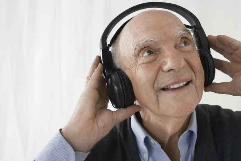 Ouvir música na terceira idade pode reduzir risco de demência em 40%, revela estudo