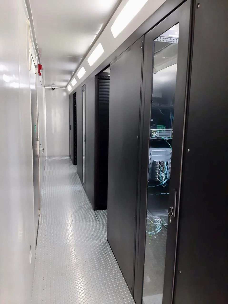 De Goiás para o Brasil: o cooperativismo tecnológico que está mudando o futuro digitalFederação Inova-TI, sediada em Goiânia, integra 14 cooperativas e transforma o ecossistema de inovação com foco em governança, segurança digital e sustentabilidade

Em um cenário cada vez mais digital, a força do cooperativismo tem encontrado na tecnologia um novo campo fértil de crescimento — e Goiás se tornou referência nacional nesse movimento. De acordo com o Governo de Goiás, por meio da Fundação de Amparo à Pesquisa do Estado de Goiás (Fapeg), o volume de investimentos em ciência, tecnologia e inovação aumentou 157%, saltando de R$ 138,6 milhões aplicados entre 2005 e 2018 para R$ 357,2 milhões entre 2019 e 2025.

Esse investimento representa uma virada histórica: em apenas sete anos, o governo investiu mais em CT&I do que nos 13 anos anteriores somados, consolidando o estado como referência nacional em pesquisa aplicada, tecnologia e formação científica.

Além das organizações públicas, iniciativas privadas também vêm assumindo papel de protagonismo nesse cenário. Criada em 2020, em Goiânia, a Federação Nacional das Cooperativas com Investimentos em Tecnologia (Inova-TI) vem transformando a forma como o setor tecnológico cooperativo atua no Brasil.

Ligada ao Sistema Sicoob, a Inova-TI nasceu com o propósito de integrar cooperativas de tecnologia e coordenar ações conjuntas em infraestrutura digital, segurança da informação, gestão em nuvem e inovação tecnológica. A federação reúne atualmente 14 cooperativas associadas em Goiás e Tocantins, com planos de expansão para todo o país.

“O cooperativismo tecnológico representa um novo modelo de desenvolvimento. Nós acreditamos que é possível crescer de forma colaborativa, unindo eficiência, inovação e responsabilidade social”, destaca Clayton Silva Pires, CEO da Inova-TI.

Infraestrutura de ponta e inovação constante

Com sede em Goiânia, a Inova-TI opera dois Data Centers TIER III, classificados pelo Uptime Institute, que garantem alta disponibilidade, redundância e segurança de dados. Essa infraestrutura permite oferecer soluções de cloud computing, DaaS (Desktop as a Service), colocation, backup em nuvem e helpdesk técnico para cooperativas e empresas em todo o país.

“Ter uma estrutura de Data Centers em Goiás, com padrão internacional, mostra que o Centro-Oeste pode ser protagonista em tecnologia. Hoje, oferecemos soluções que antes só eram acessíveis a grandes corporações”, ressalta Clayton.

A federação também oferece consultoria em segurança da informação, LGPD, engenharia de dados e infraestrutura de TI, gerando economia de escala e eficiência operacional para as cooperativas filiadas. “Quando cooperamos em tecnologia, multiplicamos resultados. O que uma cooperativa sozinha não conseguiria alcançar, juntas elas tornam possível”, pontua o CEO.

Impacto econômico e social

Desde sua criação, a Inova-TI vem ampliando a maturidade digital do cooperativismo goiano e contribuindo diretamente para o fortalecimento da economia local. As cooperativas filiadas registraram redução de custos, aumento da produtividade e maior eficiência operacional.

Além do impacto econômico, a federação também adota práticas sustentáveis, como coleta seletiva, descarte responsável de resíduos tecnológicos e uso eficiente de energia. “Não existe inovação sem responsabilidade. Nosso compromisso é com um desenvolvimento tecnológico que também seja sustentável e humano”, destaca Clayton.

Goiás no mapa da transformação digital

Com apenas cinco anos de atuação, a Inova-TI já é considerada um hub de inovação cooperativa no Centro-Oeste. A meta para os próximos anos é expandir sua atuação nacionalmente, com novos polos regionais e parcerias estratégicas em todo o Brasil.

“O futuro do cooperativismo tecnológico é promissor. Nossa missão é fortalecer esse ecossistema, formar talentos e consolidar Goiás como referência em transformação digital e governança cooperativa”, afirma Clayton Pires.

Governança e eficiência compartilhada

A estrutura da federação segue o modelo cooperativista e é composta por uma diretoria executiva, conselho de administração e equipes técnicas especializadas. Todas as operações seguem o Sistema de Gestão da Tecnologia Integrada (SGTI) — modelo baseado em normas internacionais de qualidade (ISO 9001), meio ambiente (ISO 14001) e segurança ocupacional (ISO 45001).

Segundo Clayton Pires, esse modelo garante padronização e transparência em todos os processos. “Implantamos um sistema de gestão que coloca as cooperativas em outro patamar. Trabalhar com base em indicadores e normas internacionais traz mais segurança, confiança e credibilidade para todo o ecossistema cooperativo.”

O dirigente explica que o Plano de Gestão de Riscos da Segurança da Informação, alinhado à Lei Geral de Proteção de Dados (LGPD), fortaleceu a governança digital e a conformidade das cooperativas filiadas.

“A proteção de dados e a segurança da informação não são apenas exigências legais, mas compromissos éticos com os nossos cooperados e clientes”, afirma.

De Goiás para o Brasil: o cooperativismo tecnológico que está mudando o futuro digital
