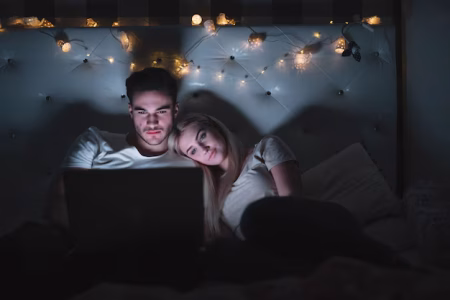 casal assistindo filme na cama 23 2147771149